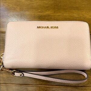 Classic pink Michael Kors pebbled leather wristlet wallet in great condition!